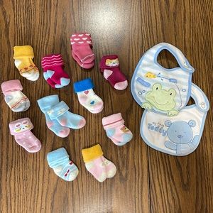 🌟Newborn Socks & Bibs Bundle
